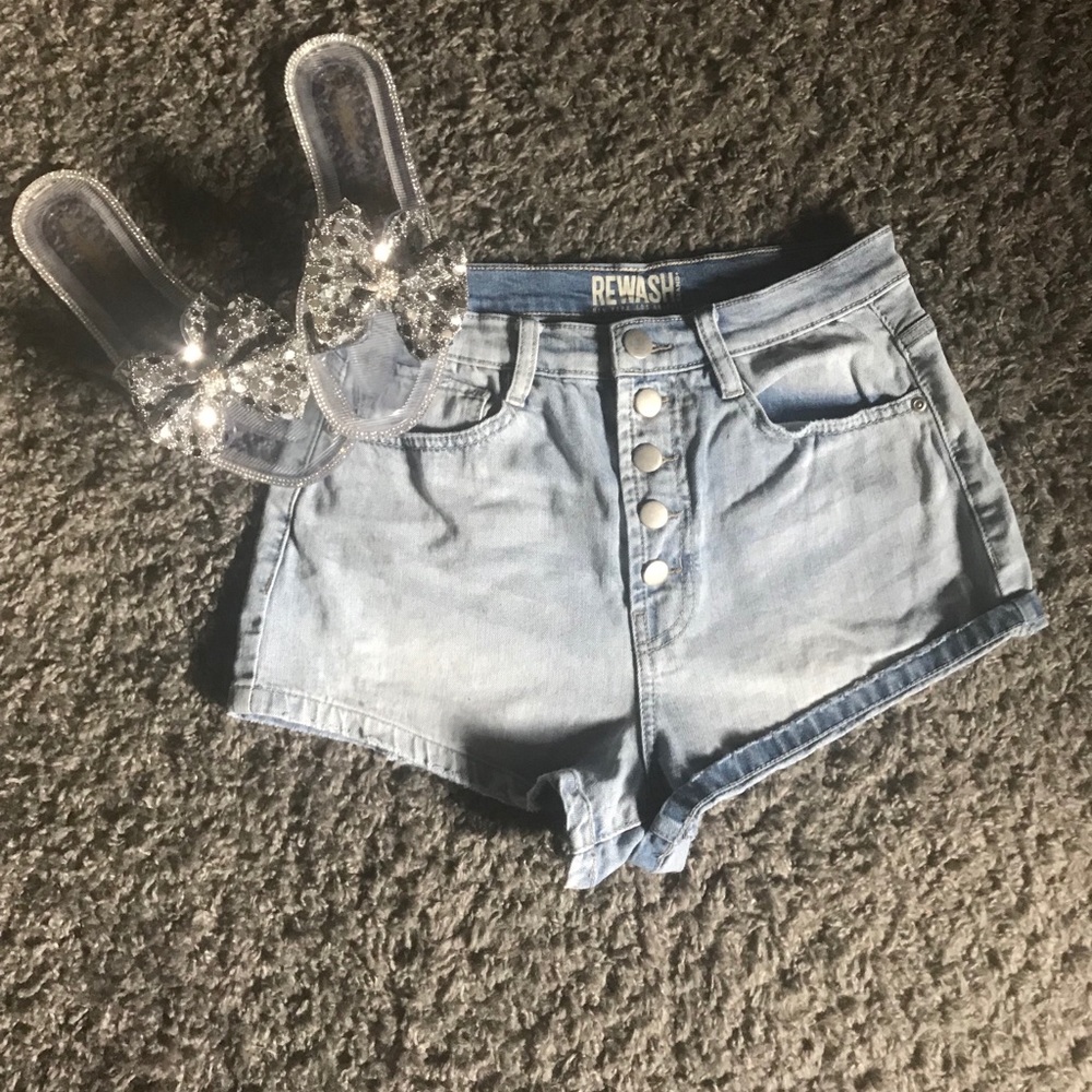Denim high waisted Shorts with 5 button detail